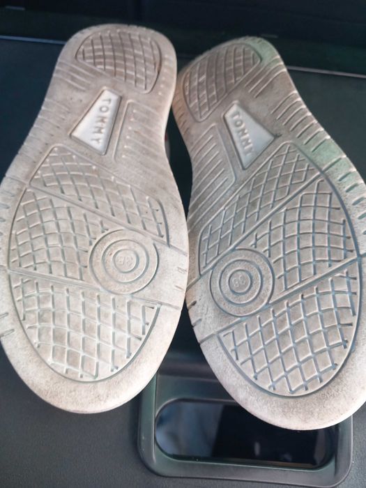 Tenis tommy hilffiger, com muito pouco uso