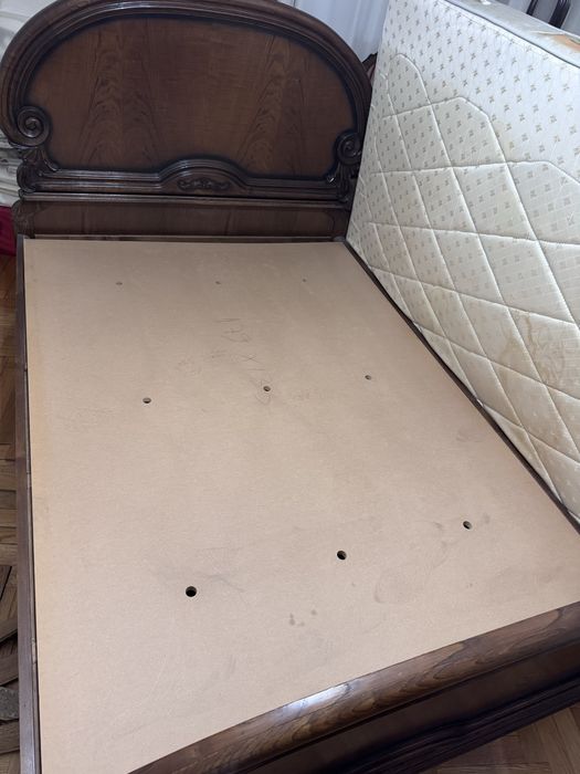 Cama de casal em mogno