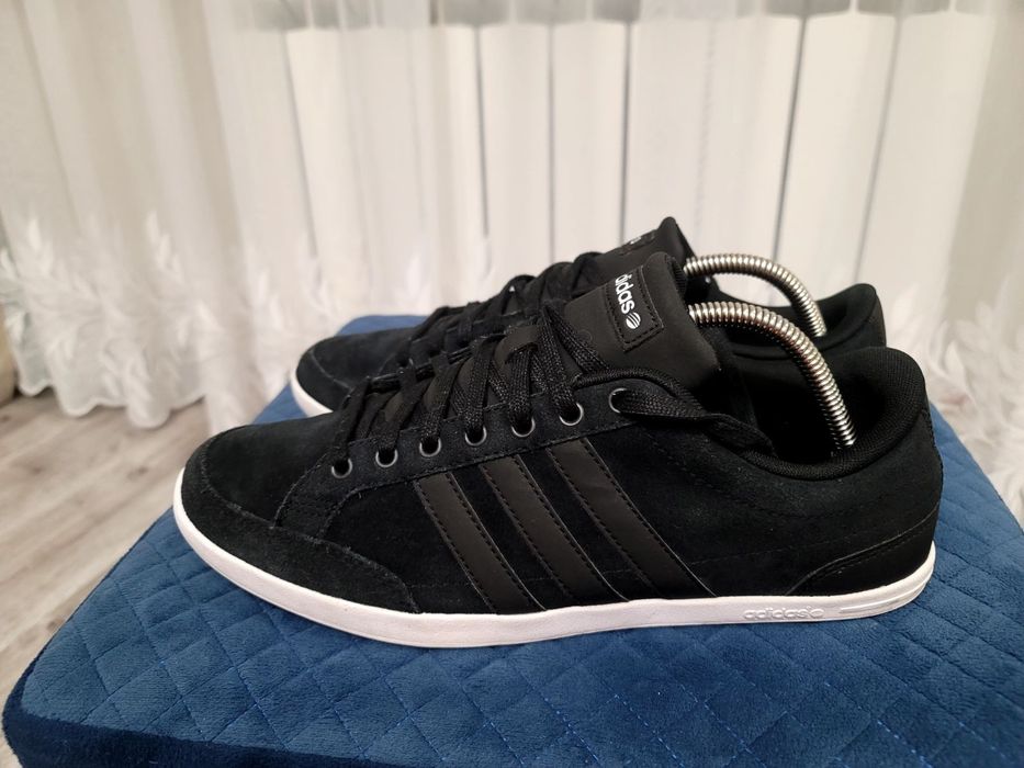 Продам фірмові кросівки Adidas neo