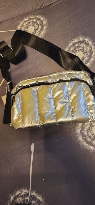 Sprzedam srebrna torebke.