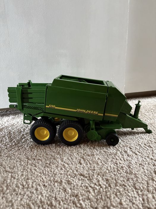 Prasa John Deere 02017 Bruder