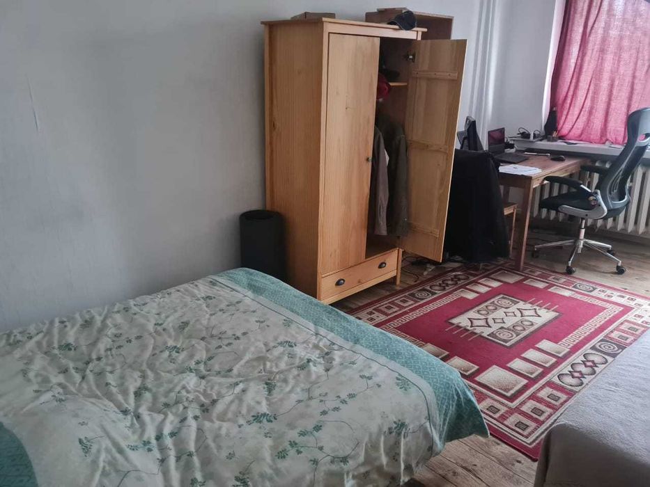 1 room in a 3 bedroom apartment,  available immediately