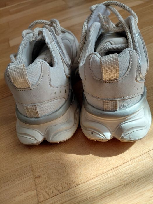 Дитячі білі кросівки