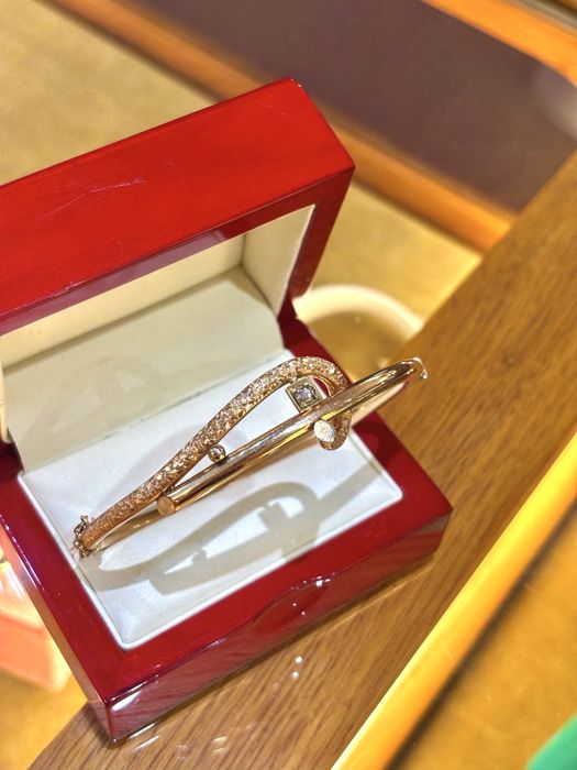 Złota sztywna bransoletka z diamentem