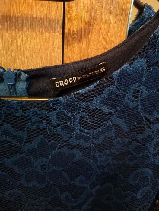 Sukienka niebieska chabrowa koronkowa rozmiar XS Cropp
