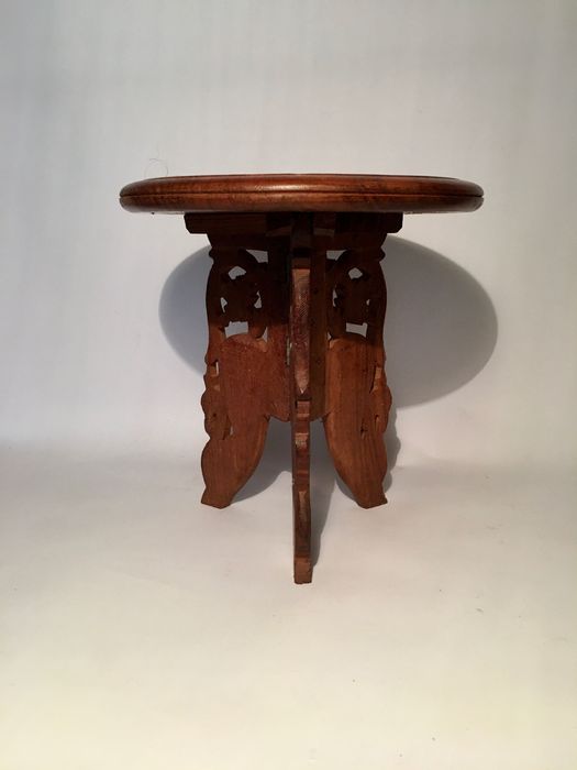 ARTESANATO INDIANO - séc. XX - mesa de apoio desmontável 24x22,5 cm/s