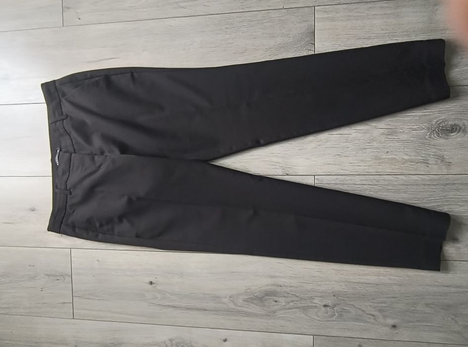 Czarne eleganckie spodnie Mohito 38