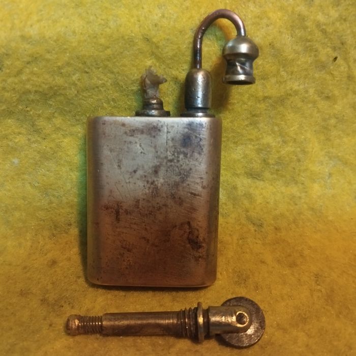 Бензиновая антикварная зажигалка