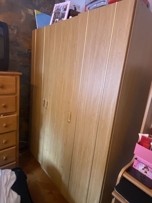 Mobília Completa de Quarto em Madeira – Roupeiro, Cama, Cómoda, Secretária e 2 Mesas de Cabeceira