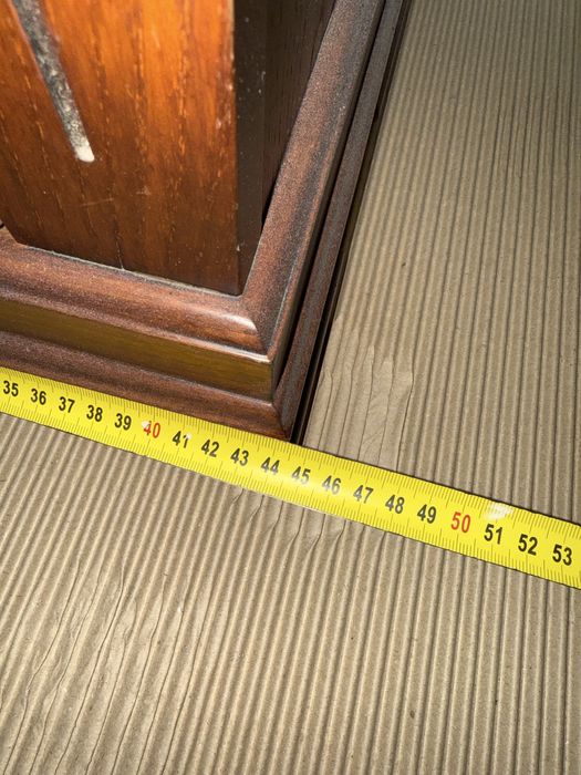 Vitrine e mesa de centro em castanho