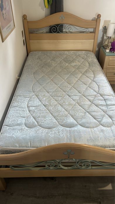 Cama de solteiro Ilídio da Mota em madeira clara (sem colchão)