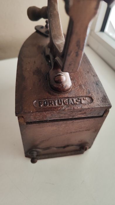 Ferro de engomar antigo