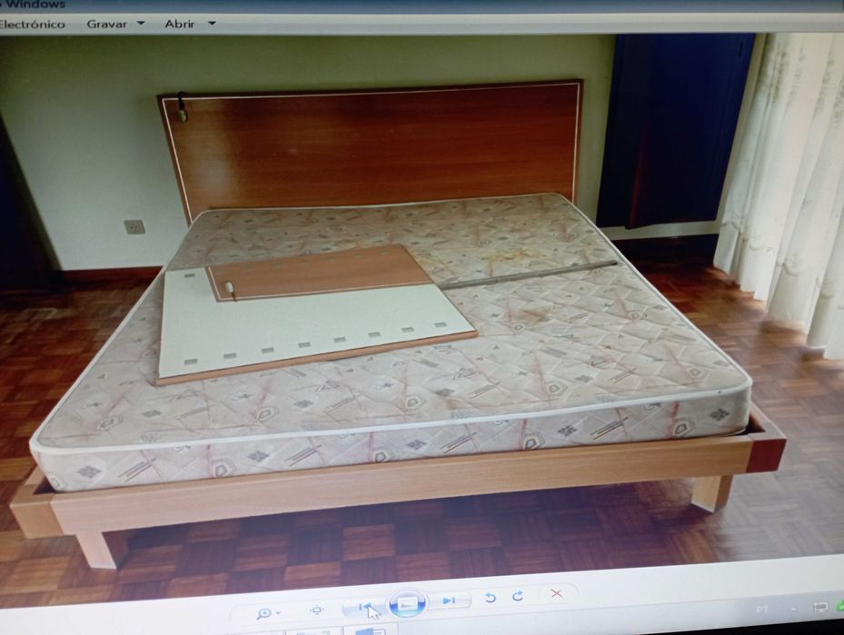 Cama de casal, plataforma, colchão e espelho