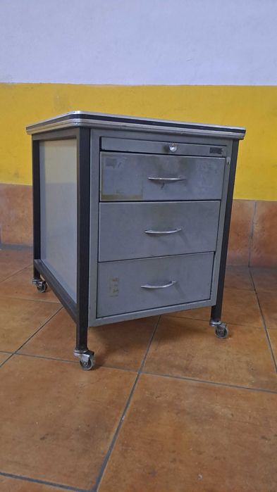 Móvel em chapa para arrumação de equipamentos e ferramentas