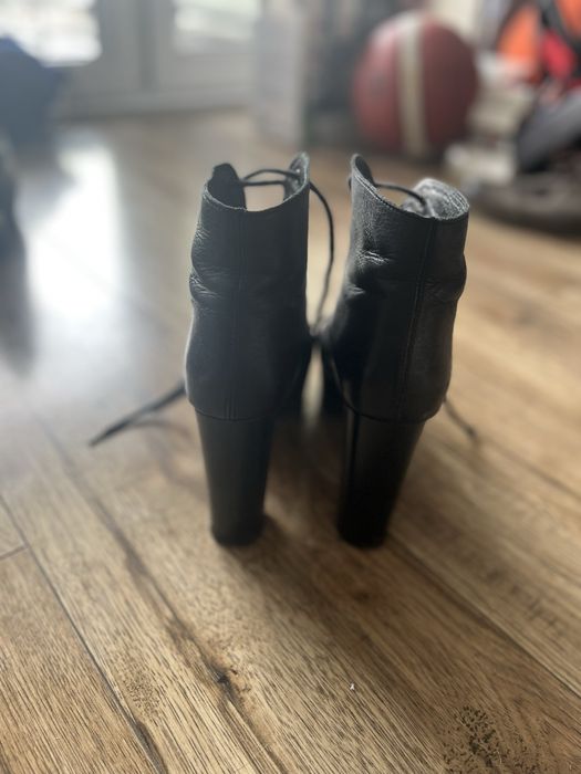 Czarne skórzane lity