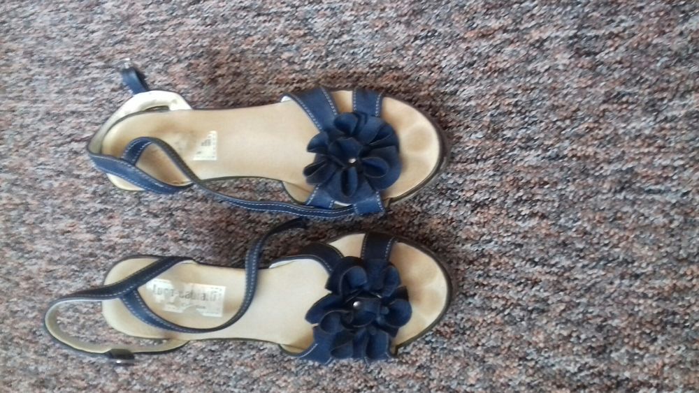 Buty na obcasie zapinane