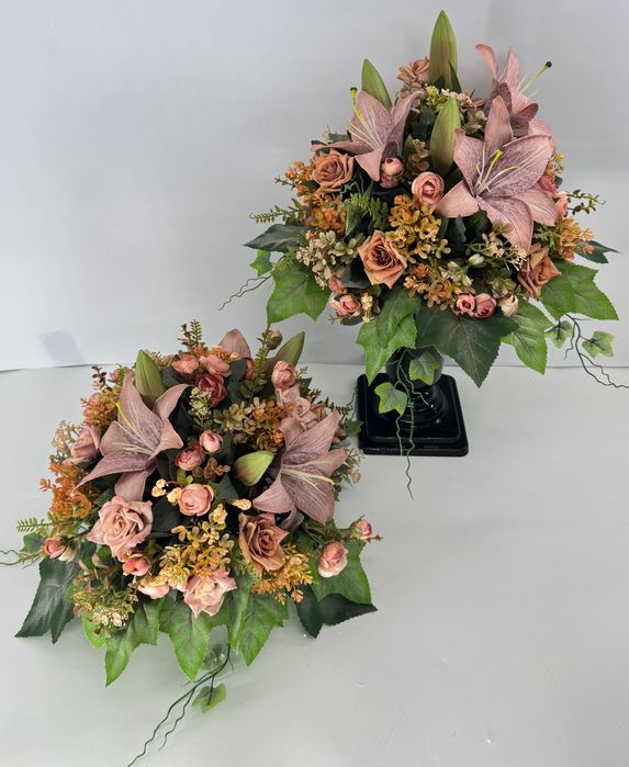 Zestaw kwiatów na grób stroik i bukiet z liliami i różami- okrągły