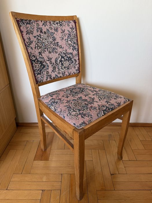 Krzesło tapicerowane , stan bardzo dobry.