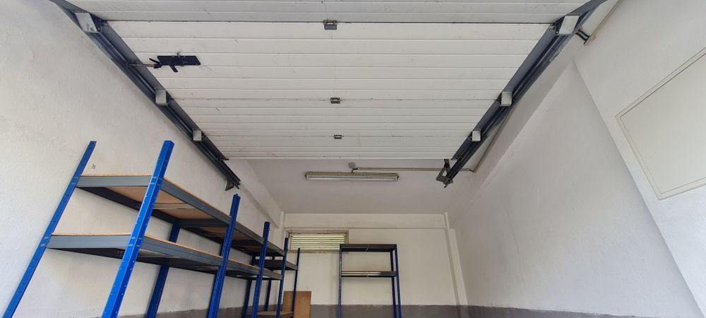 Garagem Box para arrendamento no Estoril