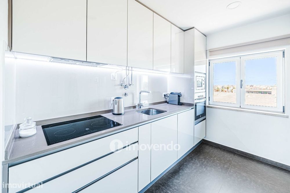 Apartamento T2 com boas áreas e muita luz natural, em Telheiras