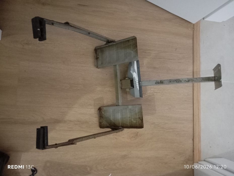 Televisão pequena com suporte de parede