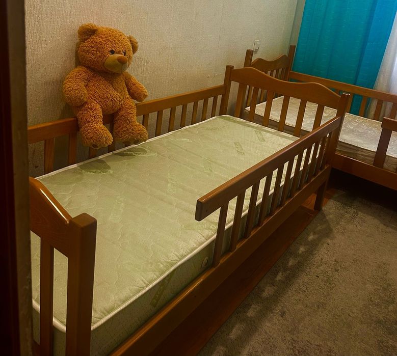 Двухповерхове дитяче дерев'яне ліжко