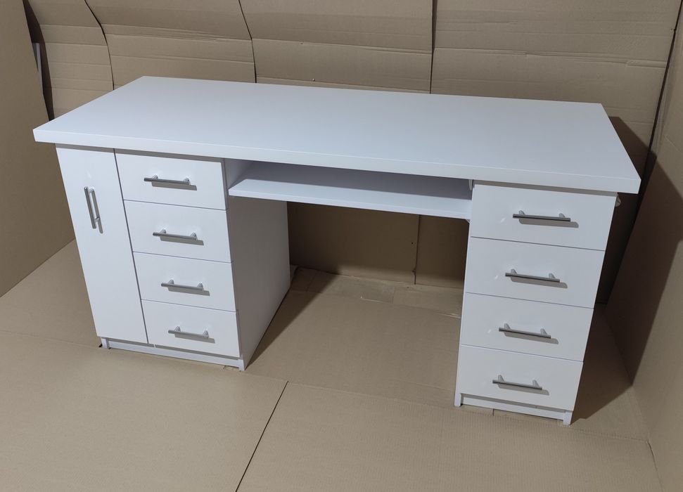 Стіл манікюрний, подіуми, меблі для салонів