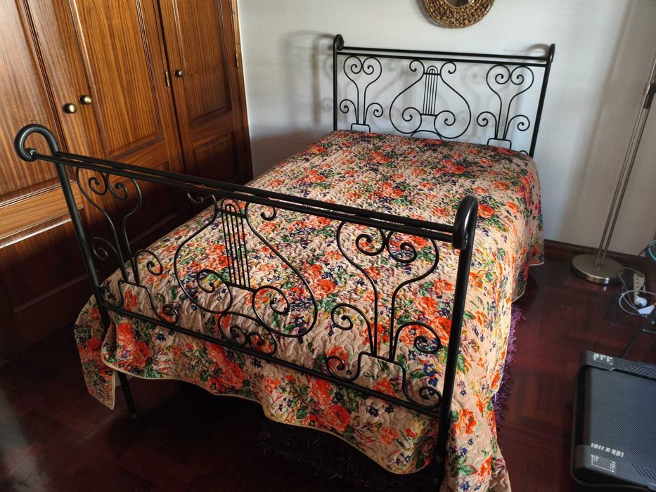 Cama em ferro preta 1,20 m x 1,90 m