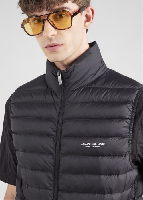 Пухова безрукавка Armani Exchange колір чорний XM001576 AF16927