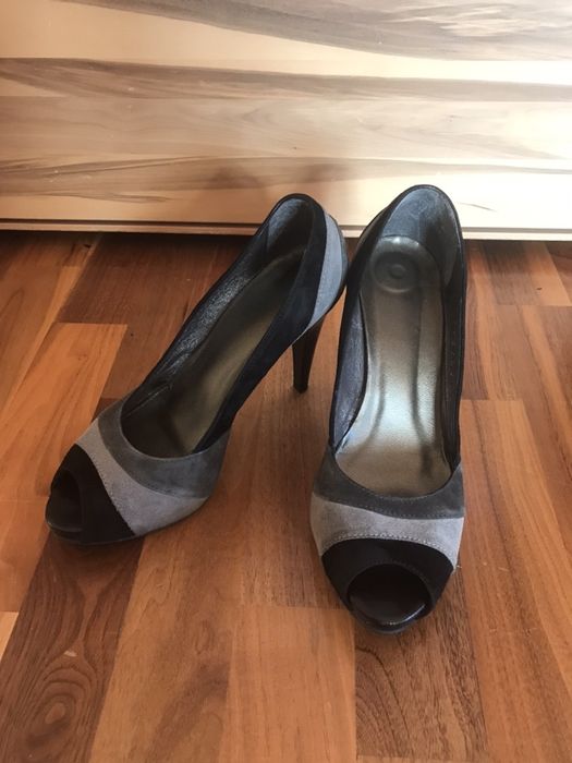 Czółenka z odkrytym palcem na szpilce-szare Zara