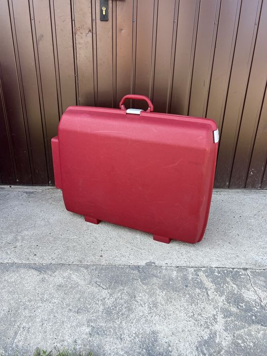 American Tourister, duża, mocna walizka podróżna na kółkach. Czerwona.