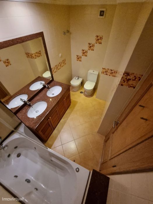 Apartamento T3 com garagem no Prior Velho