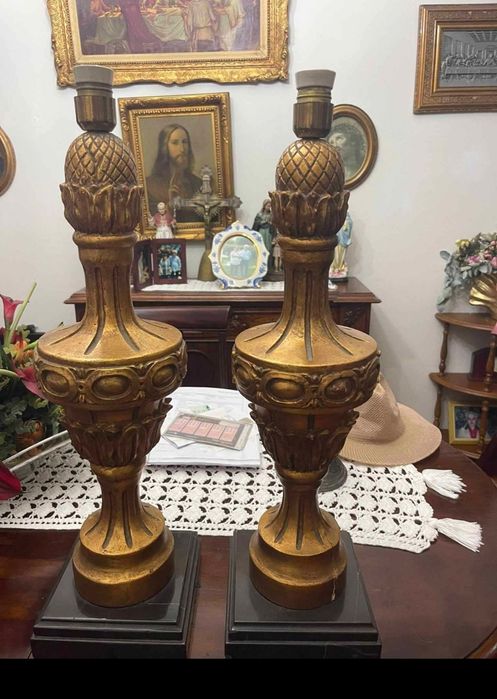 Candeeiros (2) espetaculares moldados em gesso de alabastro com acabamento em folha de ouro 24k e base em granito maciço preto.