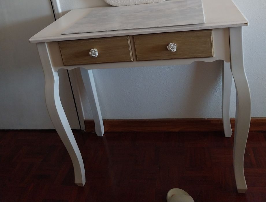 Mesa branca e cor carvalho