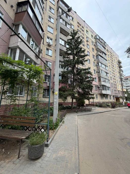 Продаю 4-кімнатну студію в районі «Лівобережний-2», вул. Богомаза, 188