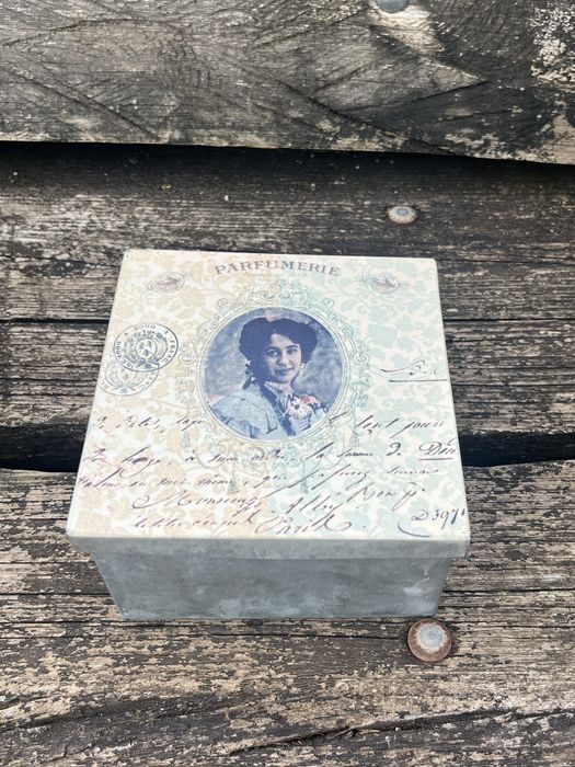 Caixa decorativa em metal quadrada