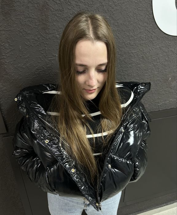 Чорна лакова пухова куртка з капюшоном. Жіноча коротка куртка. Купить