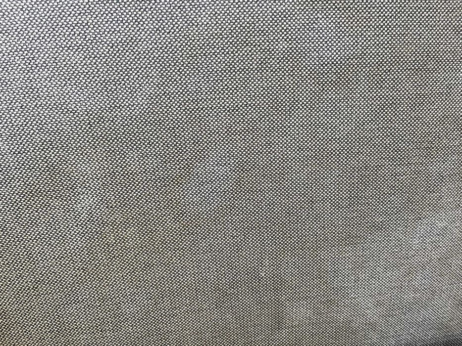 Sofá cinzento com algumas marcas de uso