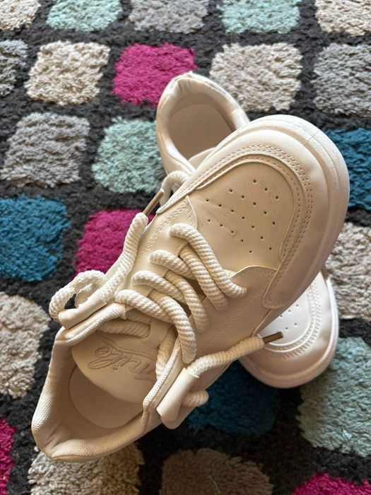Buty sportowe z wiązaniem na sznurowadła