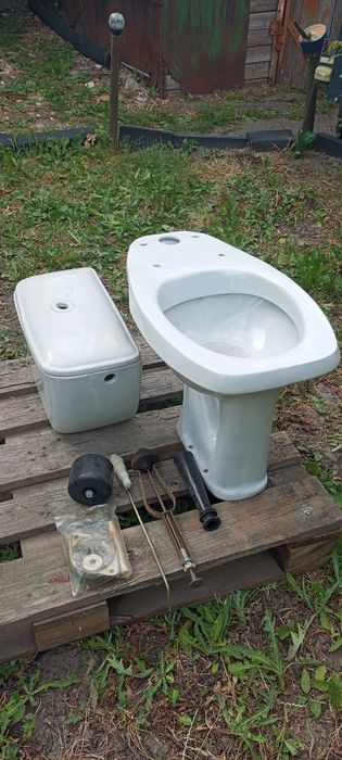 Унітаз з бачком та арматурою