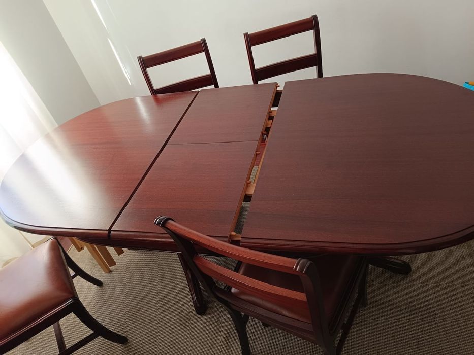 Conjunto Mesa de Jantar em Madeira Maciça + 4 Cadeiras