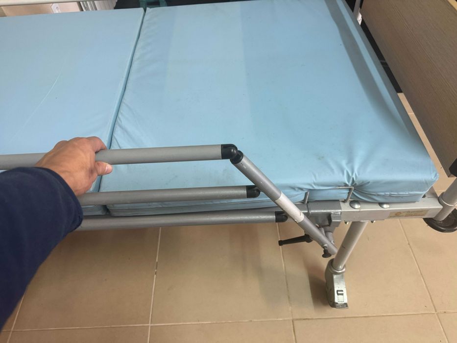 Cama articulada manual com grades laterais e rodas