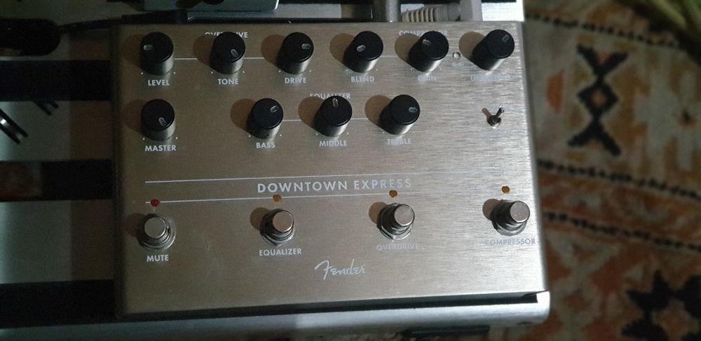 pedalboard e pedais para baixo