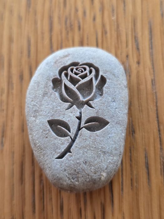 Grawerowany Kamień Rzeczny - Róża - Wyjątkowy Prezent Handmade - Naturalny Otoczak - Dekoracja - Laserowy Grawer 3D - Rękodzieło - DedicaGrav