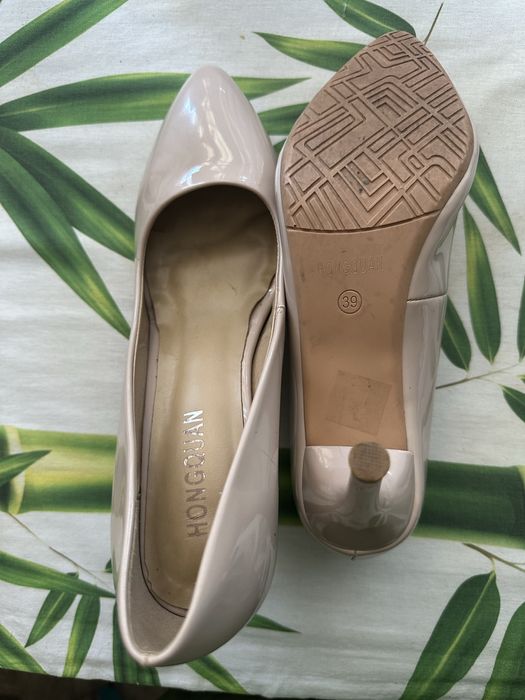 Бежеві лакові туфлі 38