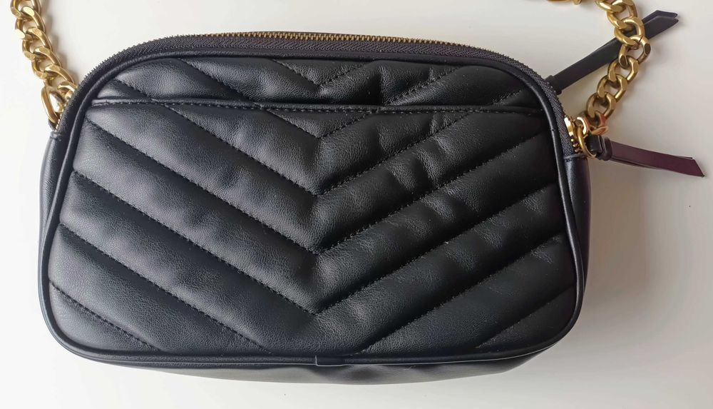 Bolsa de senhora tiracolo cor preto - quase sem uso mas em bom estado.