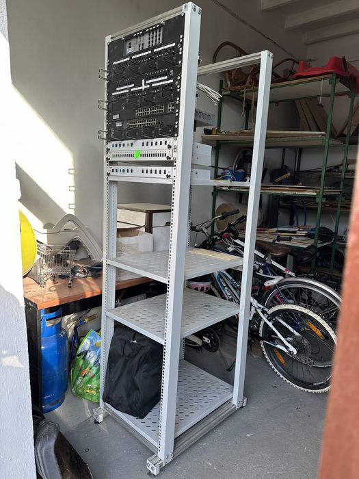 Regał + switch cisco + zyxel Gs1100 sg200-26 + inne
