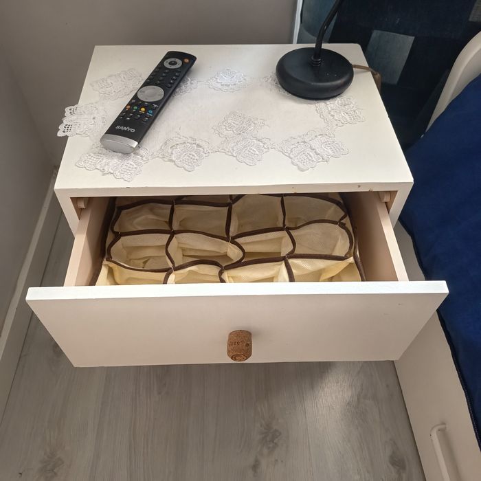 2 Mesas de cabeceira brancas com puxadores em cortiça