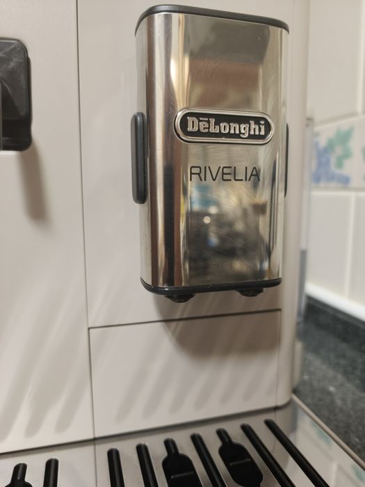 Máquina de café automática com moinho Delonghi Rivelia Sand Beige  EXAM440.55.BG | 1 ano uso | com garantia 2 anos