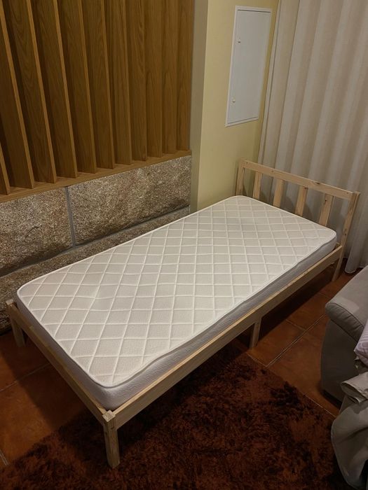 Estrutura de cama de solteiro com colchão